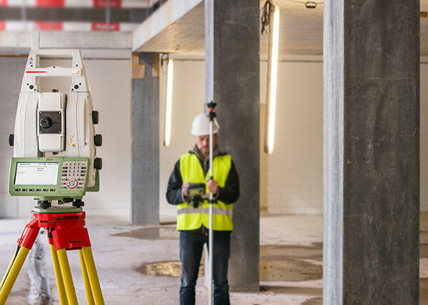 Leica-Nova-TS60-Carousel-800x428px-0220-Application-Surveyor-2