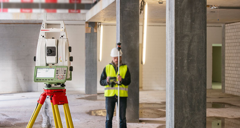 Leica-Nova-TS60-Carousel-800x428px-0220-Application-Surveyor-2