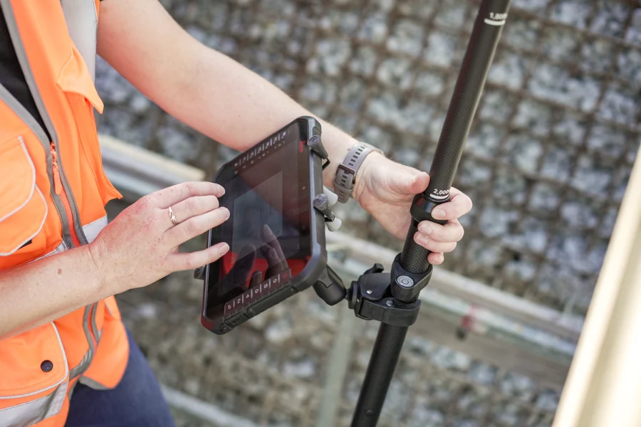 Leica CSX8 Rugged Tablet In The Field 1