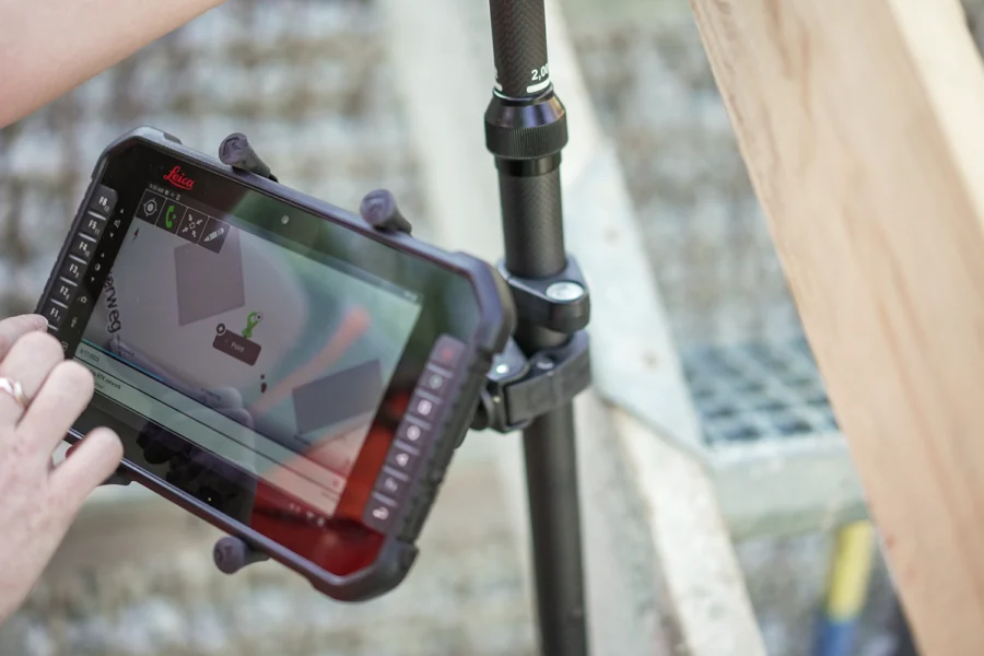 Leica CSX8 Rugged Tablet In The Field 2 copia