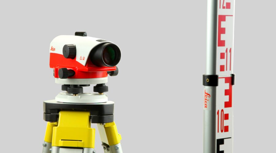 Leica NA730 plus with staff - grey background