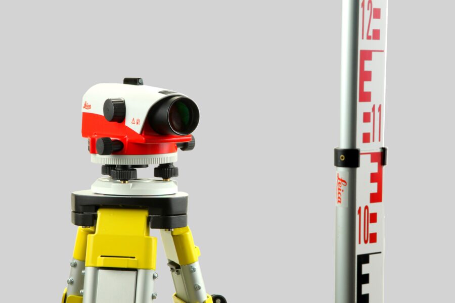Leica NA730 plus with staff - grey background
