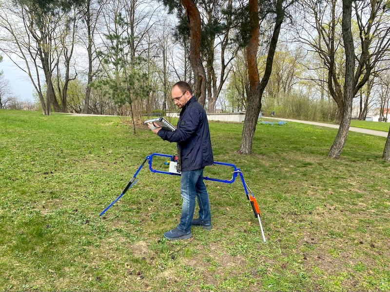 SPH_Engineering-Zond-Aero-LF-GPR-mounted-on_rame_for_terrestrial_survey