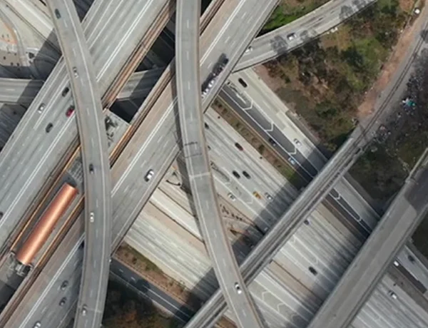 Piloto operando estación control drones seguridad
