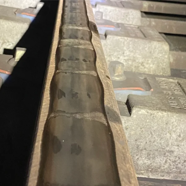 Inspección de desgaste en carril ranurado