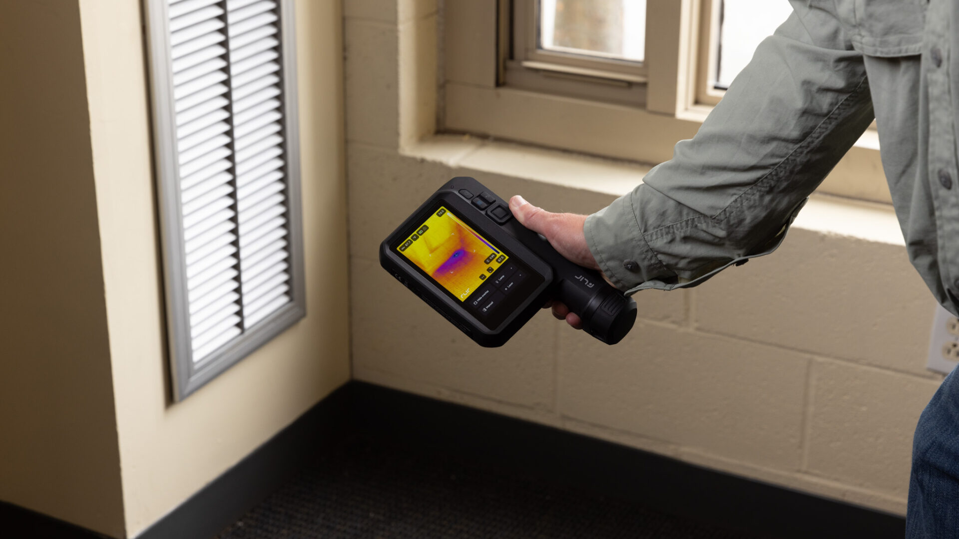 Flir-iXX-app-building-moisture-leak-close-up