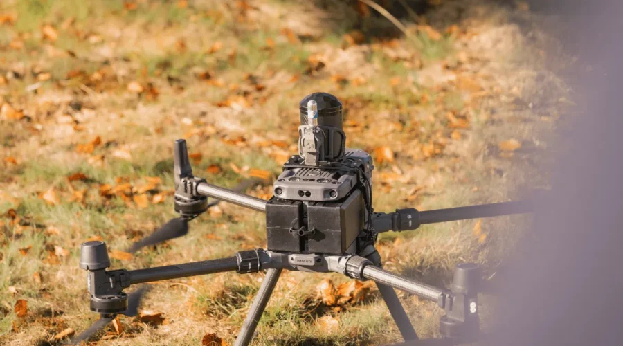 dron con paracaídas