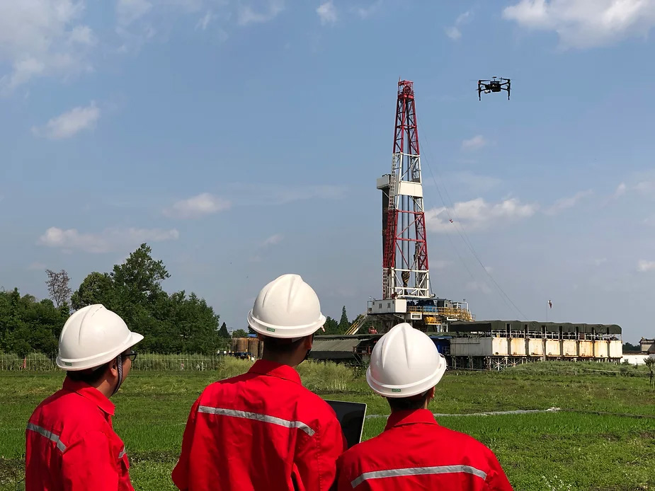 A tripulação operou o drone para se aproximar do poço de gás.