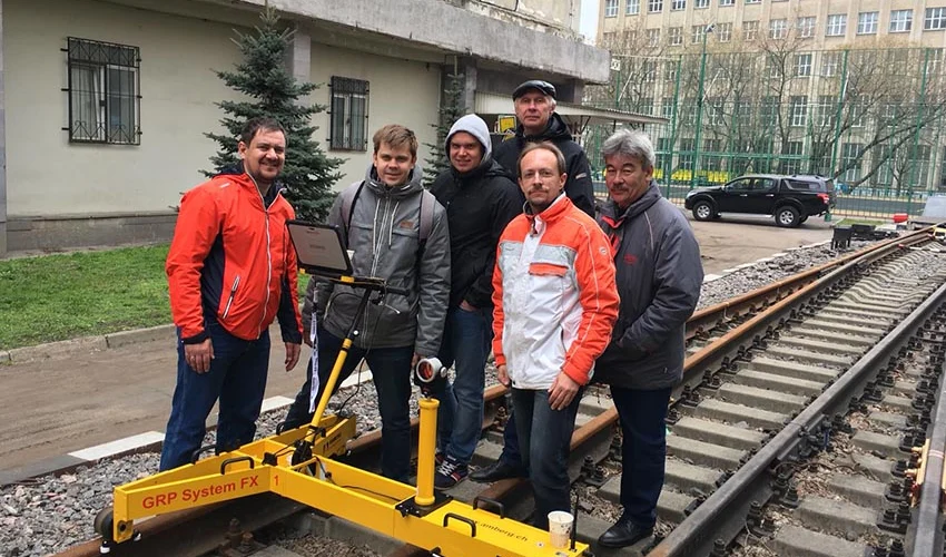 Formação sobre carro de via Amberg Rail em Moscovo