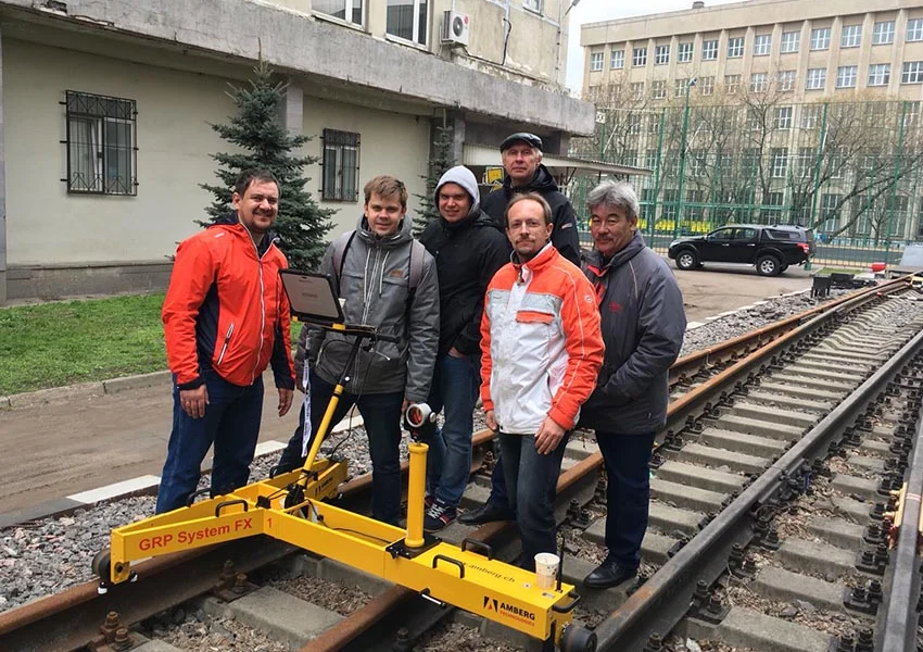 Formação sobre carro de via Amberg Rail em Moscovo