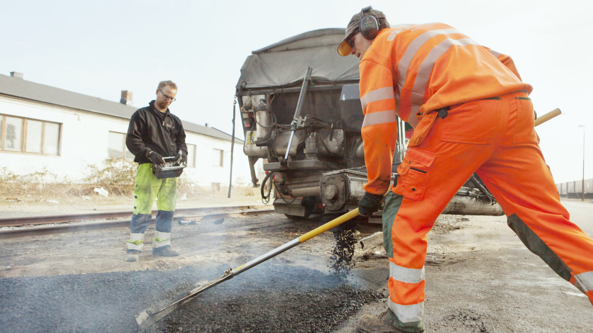 Está a pavimentar às cegas, sem saber se está a cumprir com a espessura do projeto